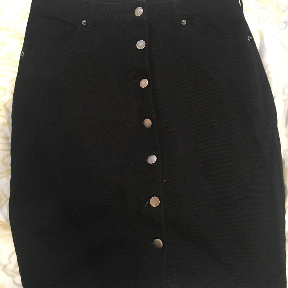 Black button skirt